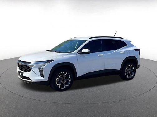 Summit White 2025 Chevrolet Trax LT