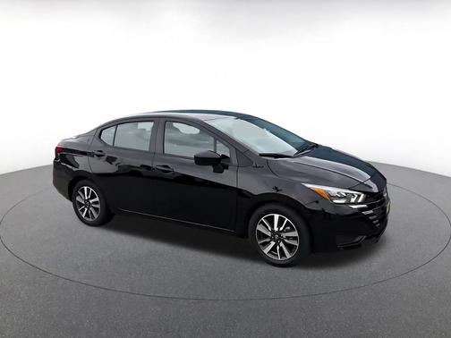 Super Black 2025 Nissan Versa 1.6 SV