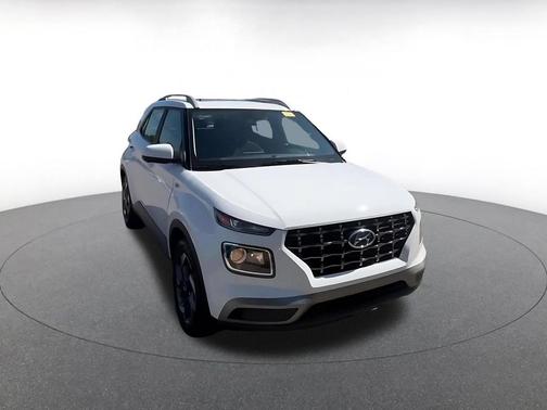 Lunar White 2025 Hyundai VENUE SEL