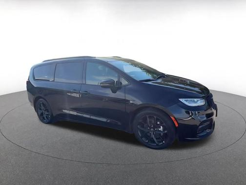 Diamond Black Crystal Pearlcoat 2025 Chrysler Pacifica Limited