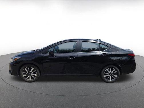 Super Black 2025 Nissan Versa 1.6 SV