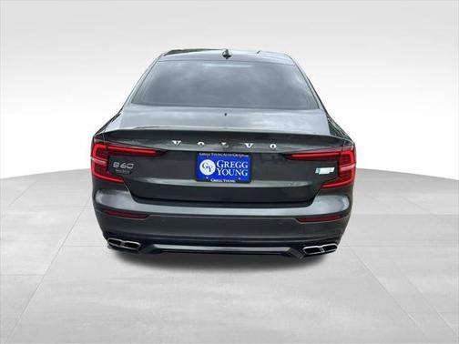 2022 Volvo S60 Recharge Plug-In Hybrid T8 R-Design Expression