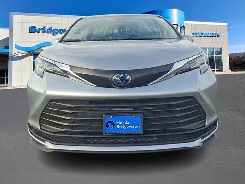 2023 Toyota Sienna LE