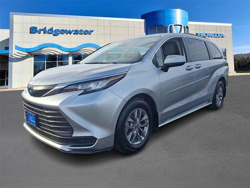 2023 Toyota Sienna LE