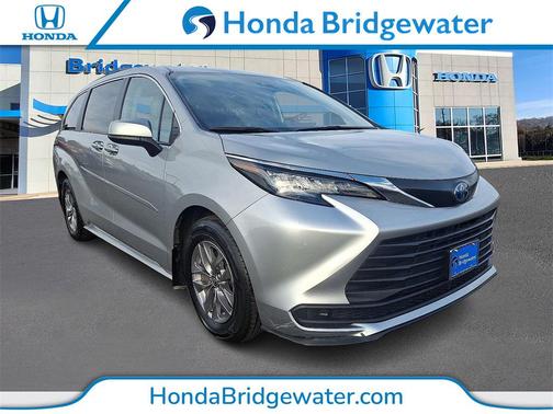 2023 Toyota Sienna LE