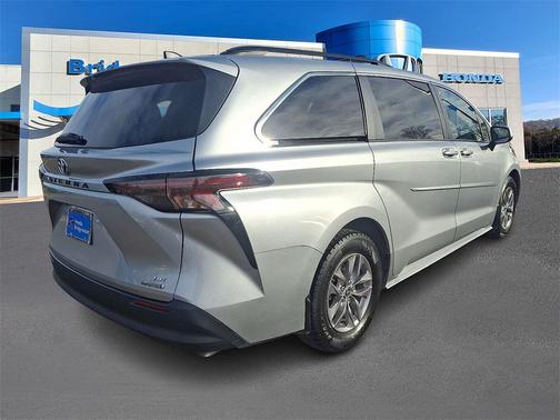 2023 Toyota Sienna LE