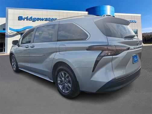 2023 Toyota Sienna LE