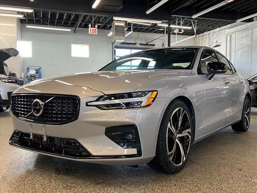 2024 Volvo S60 B5 Plus Dark Theme