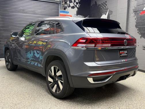 Platinum Gray Metallic (2r2r) 2024 Volkswagen Atlas Cross Sport 2.0T SE w/Technology 4MOTION