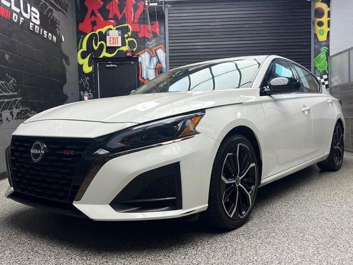 Glacier White (qak) 2024 Nissan Altima SR FWD