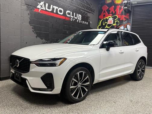 2024 Volvo XC60 AWD B5 Plus Dark Theme 4dr SUV