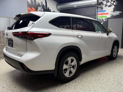 Wind Chill Pearl (089) 2022 Toyota Highlander LE
