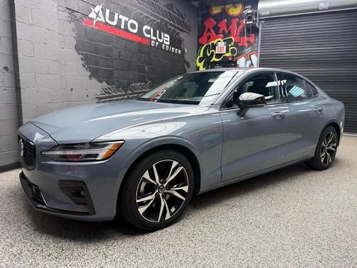 Thunder Grey Metallic (728) 2024 Volvo S60 B5 Core Dark Theme