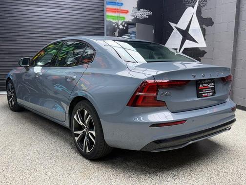Thunder Grey Metallic (728) 2024 Volvo S60 B5 Core Dark Theme