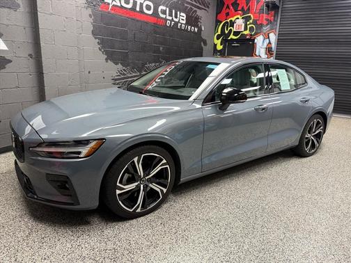 2024 Volvo S60 B5 Core Dark Theme