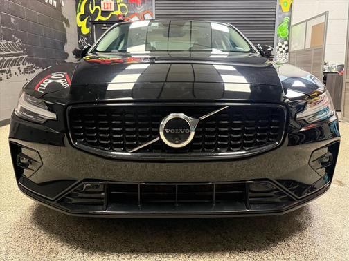 2024 Volvo S60 B5 Plus Dark Theme