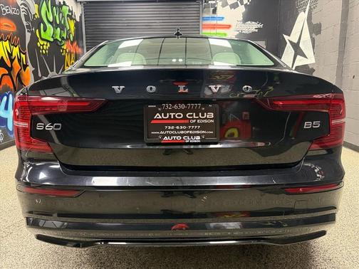 2024 Volvo S60 B5 Plus Dark Theme