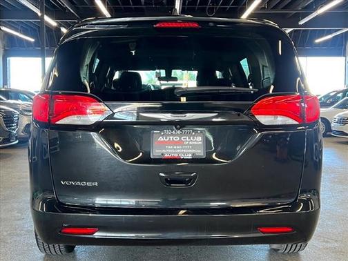 2022 Chrysler Voyager LX