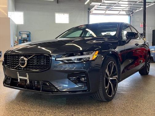 2024 Volvo S60 B5 Plus Dark Theme