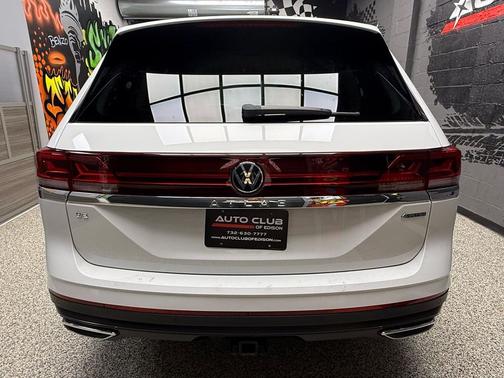 Pure White (0q0q) 2024 Volkswagen Atlas 2.0T SE w/Technology 4MOTION