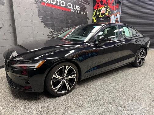 2024 Volvo S60 B5 Core Dark Theme