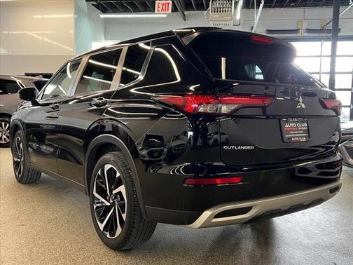 2023 Mitsubishi Outlander SE
