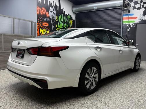 Glacier White (qak) 2024 Nissan Altima S FWD