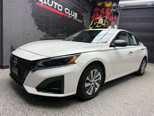 Glacier White (qak) 2024 Nissan Altima S FWD