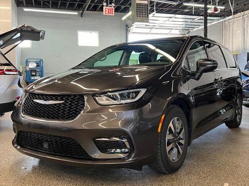 2023 Chrysler Pacifica Hybrid Touring L