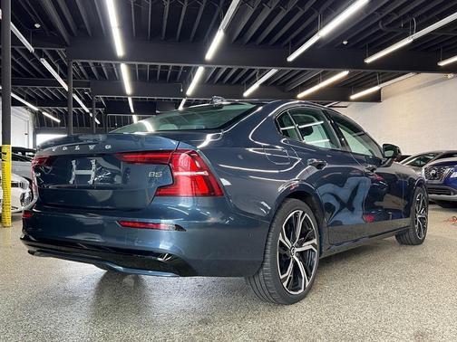 2024 Volvo S60 B5 Plus Dark Theme