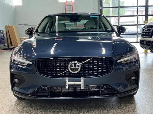 2024 Volvo S60 B5 Plus Dark Theme