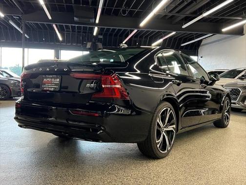 2024 Volvo S60 B5 Core Dark Theme