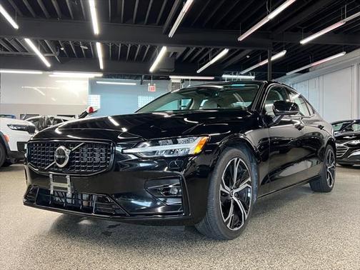 2024 Volvo S60 B5 Core Dark Theme