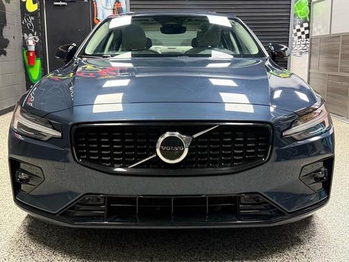 2024 Volvo S60 B5 Core Dark Theme