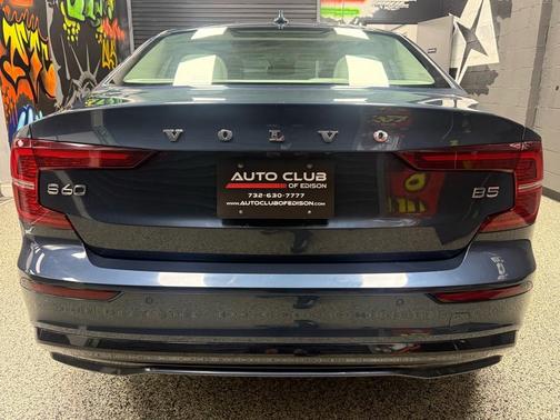 2024 Volvo S60 B5 Core Dark Theme