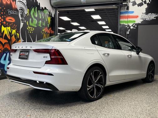 2024 Volvo S60 B5 Core Dark Theme