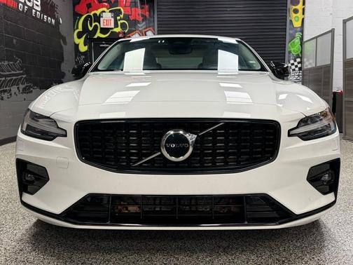 2024 Volvo S60 B5 Core Dark Theme