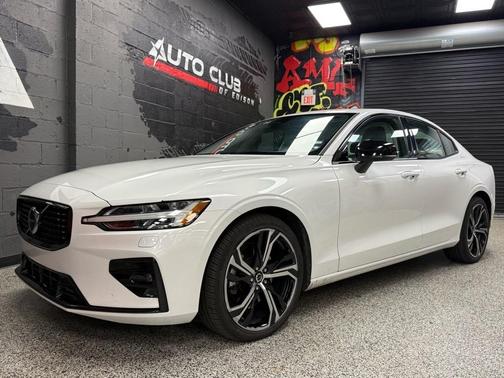 2024 Volvo S60 B5 Core Dark Theme