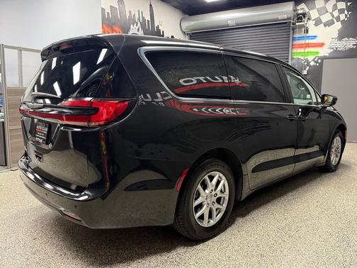 Brilliant Black Crystal Pearl Coat (pxr) 2023 Chrysler Pacifica Touring L