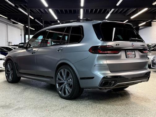 2023 BMW X7 M60i