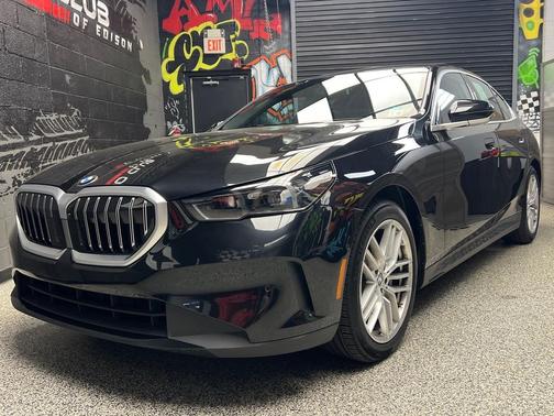 Black Sapphire Metallic (475) 2025 BMW 530 xDrive