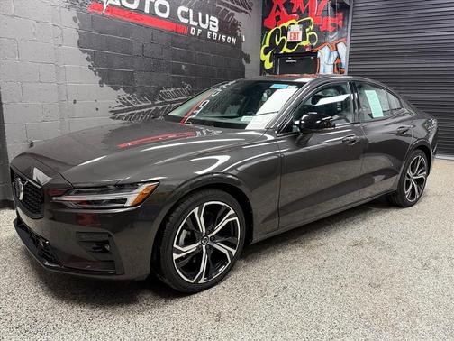 2024 Volvo S60 B5 Core Dark Theme