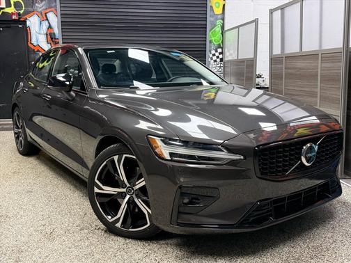 2024 Volvo S60 B5 Core Dark Theme