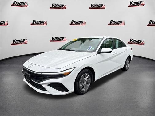 2024 Hyundai ELANTRA SE