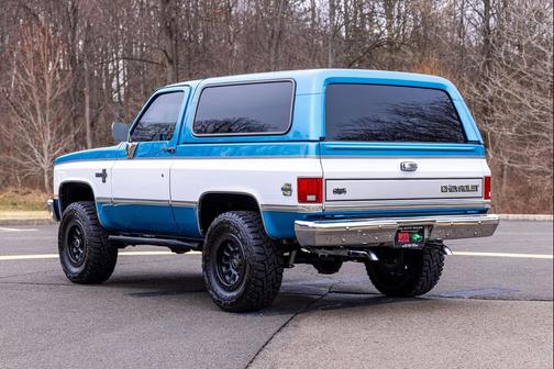 MARINA BLUE POLY/ERMINE WHITE 1985 Chevrolet C10/K10 Base