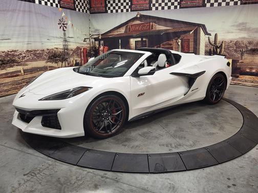 White Pearl Metallic Tricoat 2023 Chevrolet Corvette Z06