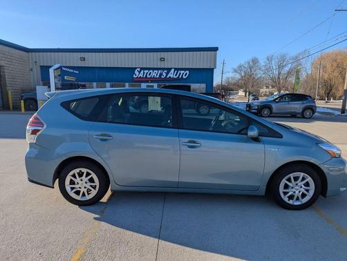 2017 Toyota Prius v Four