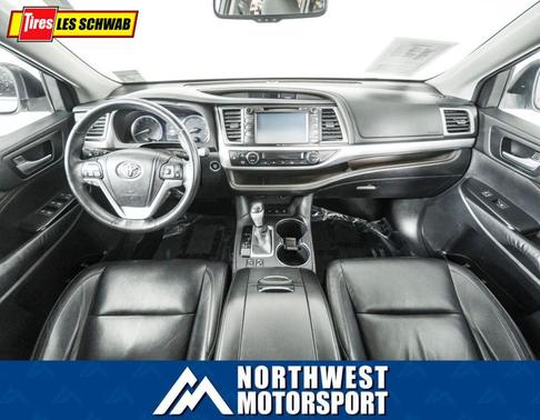 Photo 3 of 27 of 2014 Toyota Highlander XLE