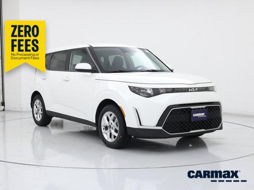 White 2025 Kia Soul LX