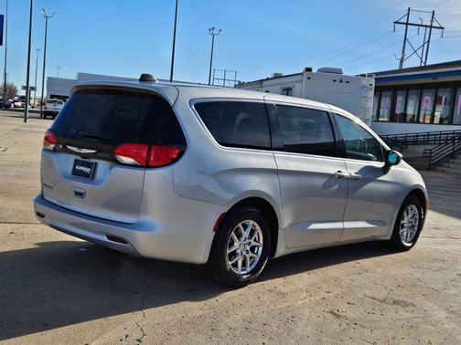 2022 Chrysler Voyager LX
